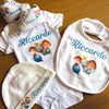 Set Nascita Personalizzato. Body, Scarpette, Bavaglino, Cappellino.