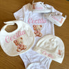 Set Nascita Personalizzato. Body, Scarpette, Bavaglino, Cappellino.