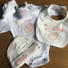 Set Nascita Personalizzato. Body, Scarpette, Bavaglino, Cappellino.